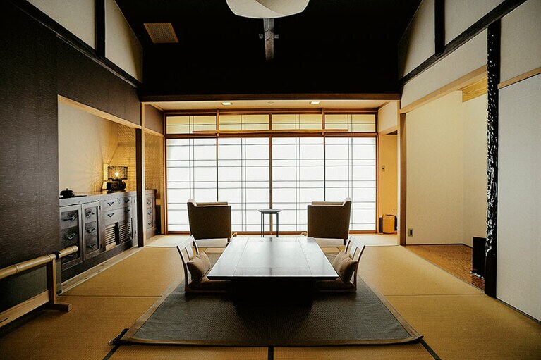 【島宿真里】ひとりで宿泊可能な4室のうち、坪庭に面した「す」の部屋。客室は全8室、自家源泉の部屋風呂付き。Photo: Mitsugu Uehara