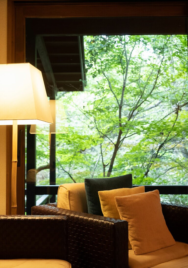 阿蘇の草木染めでカバーしたクッションや、ヒバの下駄など、地元職人が作るアイテムが揃う「カルデラの間」。