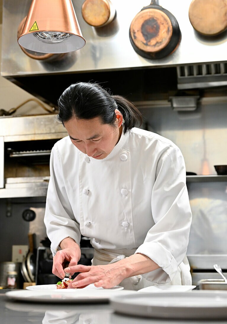 繊細なひと皿を創り出す中村裕シェフ。