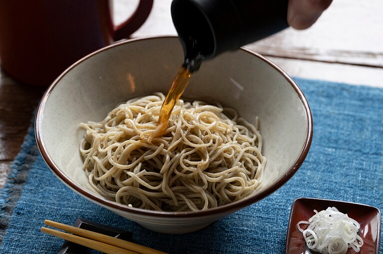 あごだしぶっかけ蕎麦。シンプルなスタイルながらも蕎麦本来の風味やつゆの味わいに丁寧な仕事が感じられます。