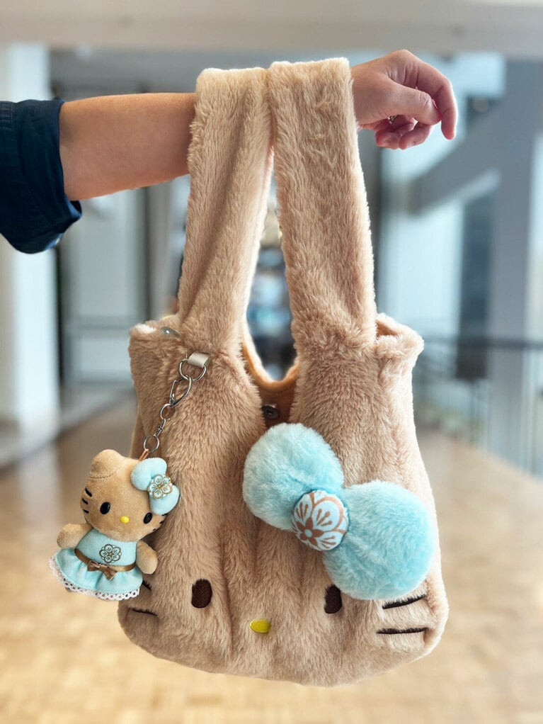 バッグにチャームを付けると、さらにかわいさアップ！