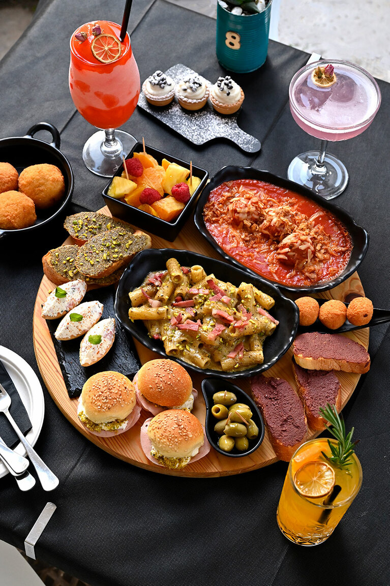 カクテル＋パレルモ＆シチリア料理が盛りだくさんのプレートで、16ユーロ～。／CuFu