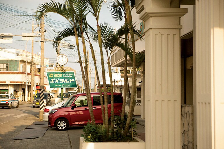 ［パブラウンジ エメラルド］那覇から車で約40分。