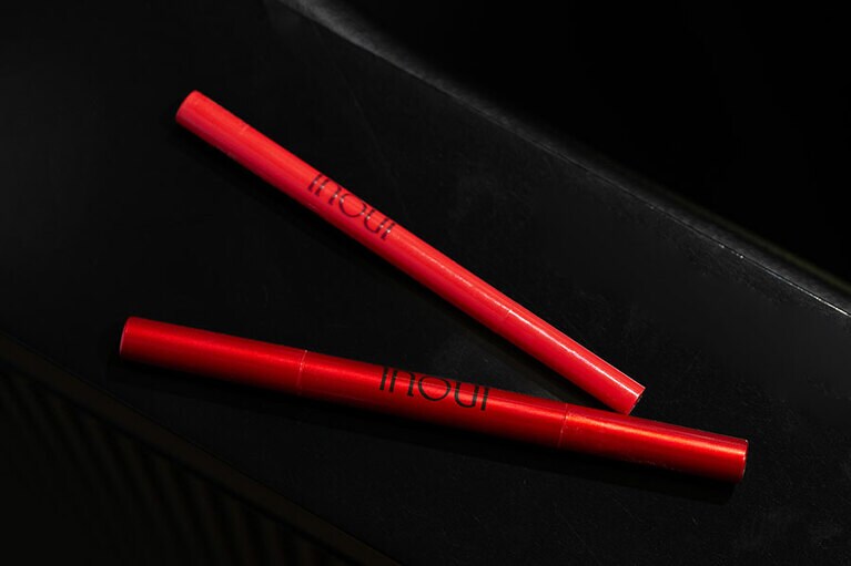 「インウイ アイブロウリキッド 01」（全2色 3,300円）と「インウイ アイブロウペンシル 04」（全4色 1,980円）。