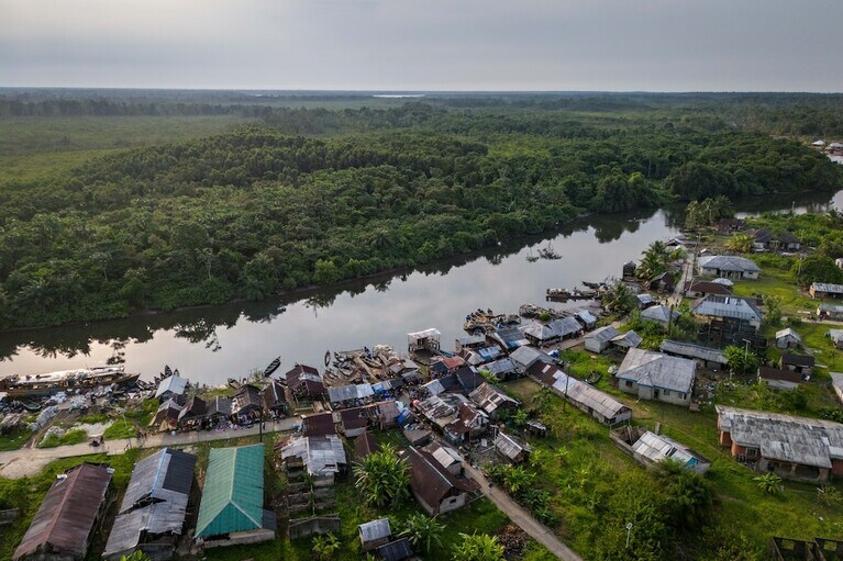 ニジェール デルタ沿岸のフォロパ（Foropa）村。イケメの自然保護プロジェクトは周辺地域の生活向上全般にも大きく寄与した。©Rolex/Taiwo Aina