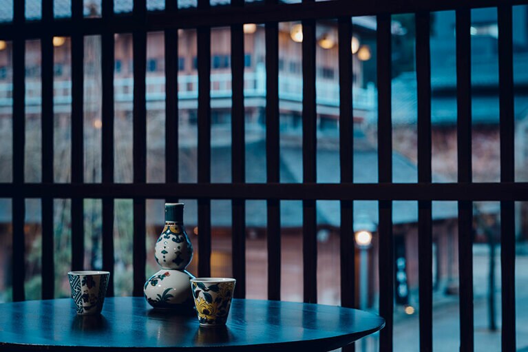 加賀伝統の紅殻格子は、家屋の内側からは外の様子が見え、外からは見えにくいため防犯効果も。酸化鉄を主成分とする着色料の紅殻は美しさだけでなく防腐も兼ねたもの。