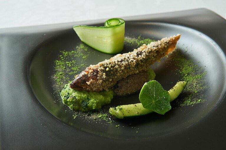 鈴鹿峠からの清流で育った鮎をコンフィし、みずみずしい胡瓜のソースとタプナードを添えた「若鮎」。鈴鹿峠の茶畑や田園をイメージして仕立てています。