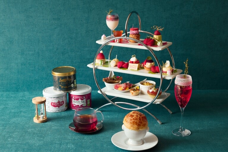 「Christmas Afternoon Tea – 苺とショコラ」のイメージ。1名5,500円、乾杯用モエ・エ・シャンドン（グラス）1杯付き1名8,000円（ともに税・サ込）。1日10名限定、前日15時までに要予約。
