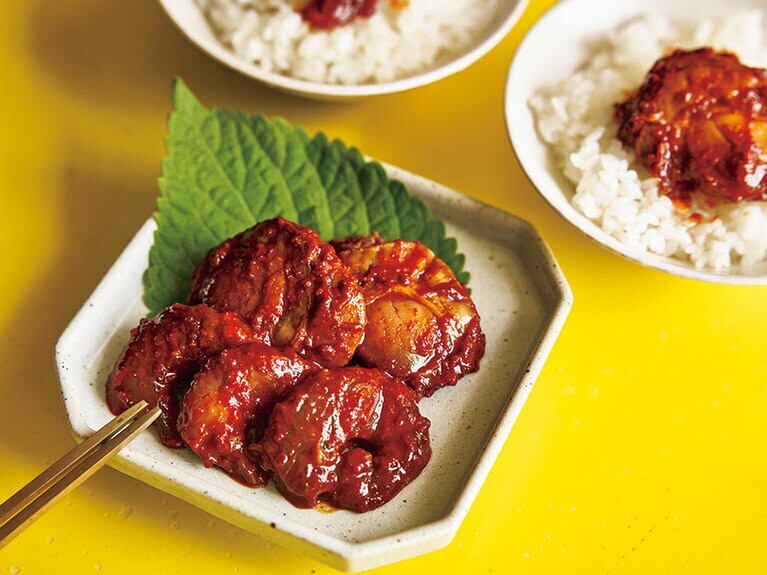 ごほうびエビキムチ6～7尾（約150g）、ごほうびホタテキムチ5個（約200g） 各1,350円。