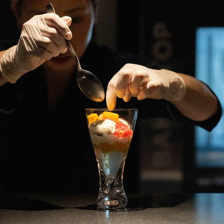 マンゴーを引き立てるパーツを合わせていく。