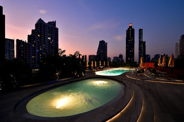 ルーフトッププールが、都心の隠れ家感を倍増させる。トワイライトタイムは幻想的に。