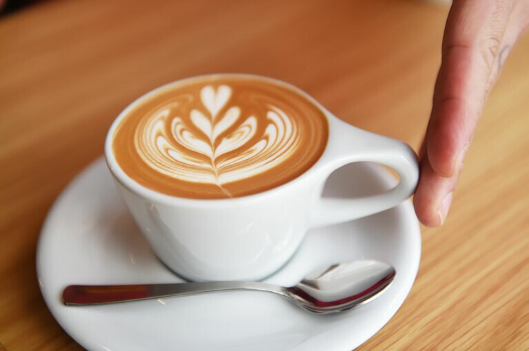 「フラットホワイト」500円。お店で一番人気のノンアルコールコーヒードリンク。ラテよりもエスプレッソの割合が多く、カプチーノよりも泡が薄いので、よりコーヒーの風味とコクが楽しめる。