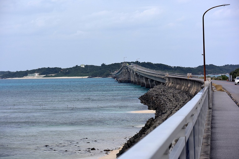 宮古島と池間島を結ぶ、池間大橋。晴れた日にはごきげんなドライブが楽しめます。