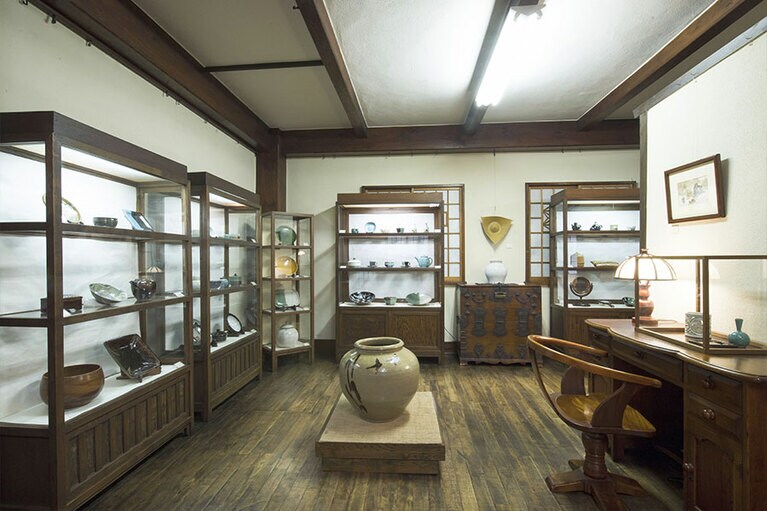 使う人のことを思って作られた誠実な手仕事を、鳥取民藝美術館で堪能。機能性にも優れていて、じっくりと眺めたくなる。