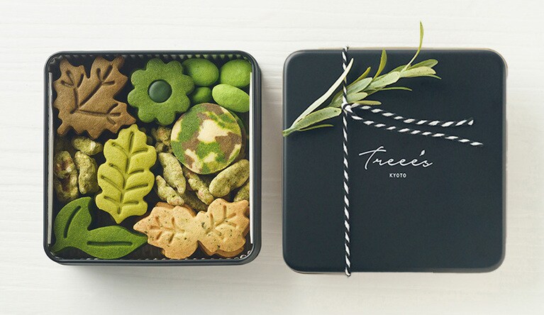 うじみどりや玄米茶、碾茶などオーガニックのお茶数種類と米粉を100％使用。「ボタニカルクッキー缶」230g 3,888円／TREEE’S KYOTO