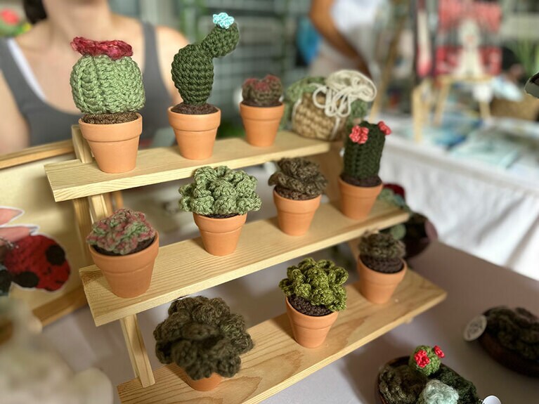 かぎ針編みでできた観葉植物は1つ18ドル。