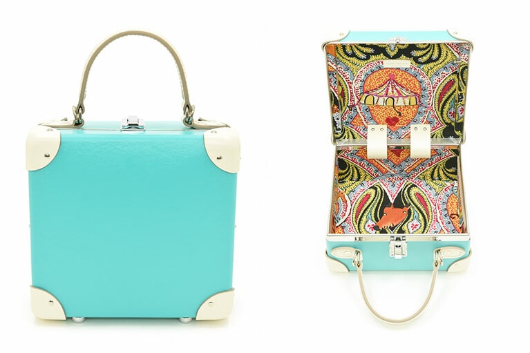 シンプルでエレガントな「The Sophisticate」は、品質の良さを追求する女性を表現。中を開けると、外側からは想像できない鮮やかな柄がお目見え。ターコイズグリーンカラー W20×H20×D11cm 120,000円／グローブ・トロッター