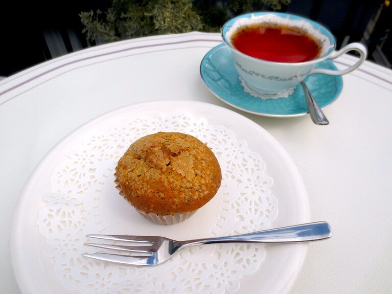紅茶の茶葉が入った「マフィン」450円。中には、紅茶にジンを加えて煮たプルーン。お茶は「シャンパンパーティー」700円。ダージリンをベースにローズ、マリーゴールドなどの花々をミックスした、シャンパンフレーバーがする高貴な味わい。
