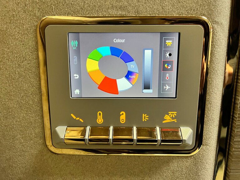 手元のコントローラーで選べる照明色は10種類。天井と壁の色を異なる色で組み合わせたり、明るさを調整したりして、好きな配色に変えることができる。