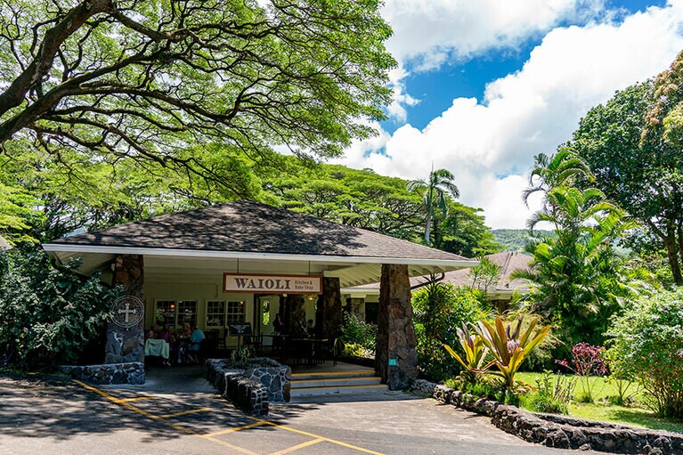 特等席は、入口付近の緑に面したテラス席。