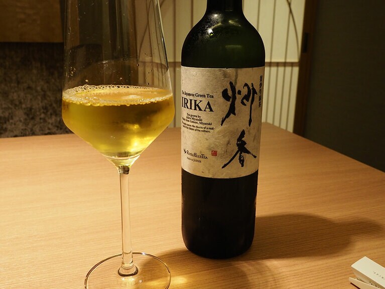 日本茶がまるでワインのように出される、ノンアルコールのペアリング。釜炒り緑茶の「炒香」。