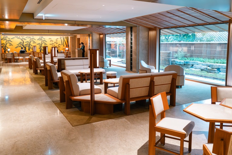 窓の外に向かって伸びる天井のなだらかな傾斜によって、内と外の境目を感じさせないような設計になっている。