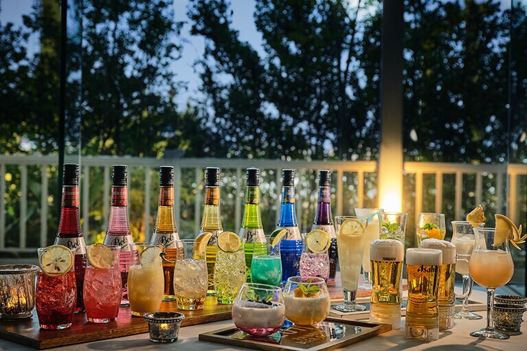 ハワイアンフードとともに楽しめるのは、7色のレインボーカクテルやビールなど全80種類以上のドリンクの数々。