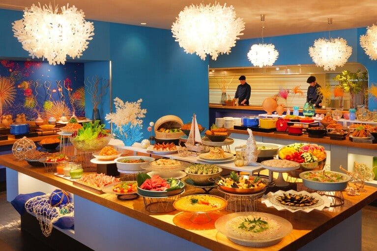 花火と海の幸をテーマにした演出が楽しい。