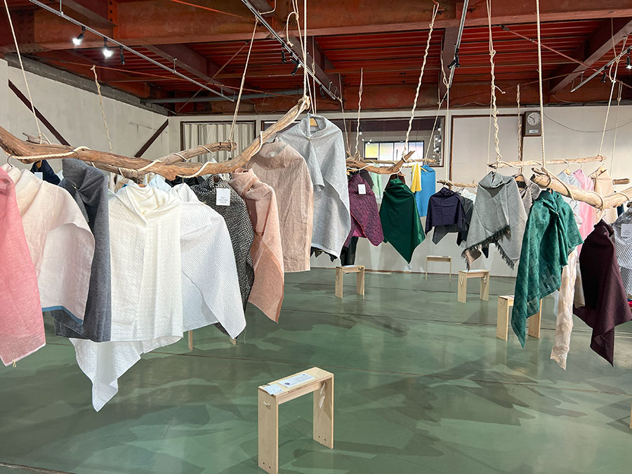 「生地展」会場隣の「Mergen」では、山梨産の織物を縫製した洋服のセミオーダー受注会も開催。
