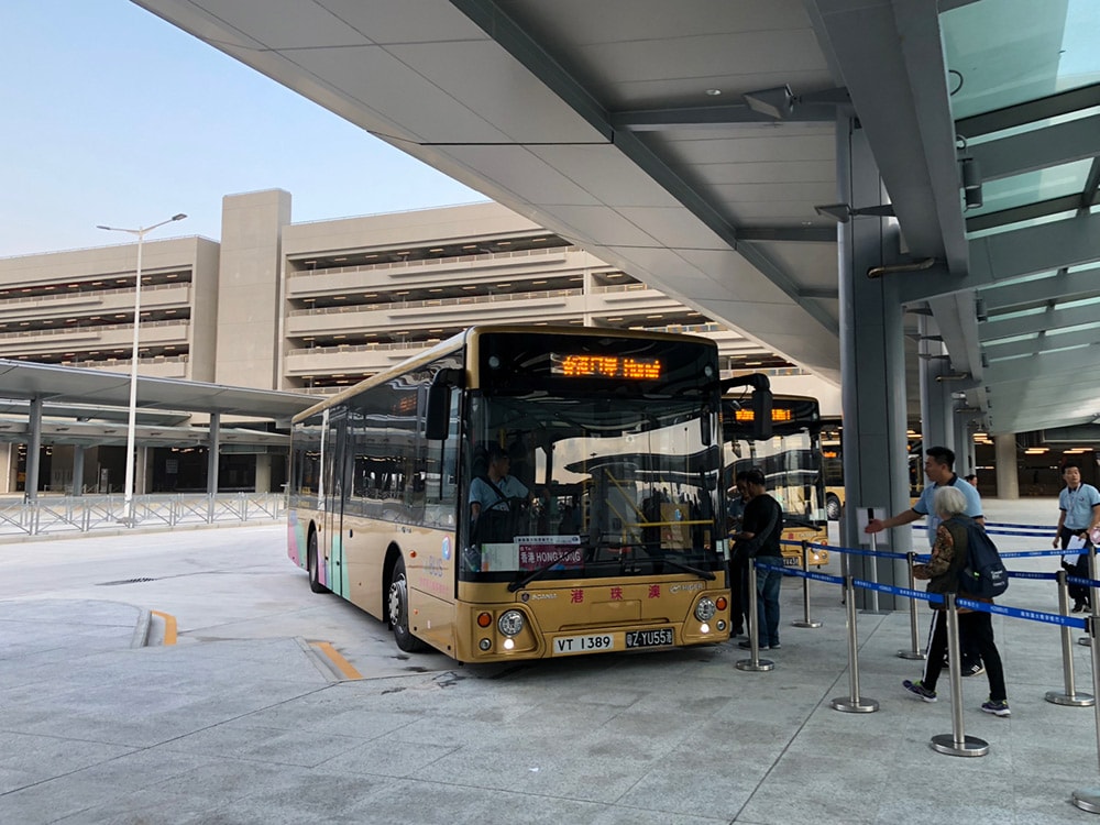 マカオ側と香港側のイミグレーション間を往来する「ゴールドバス」と呼ばれるシャトルバス。
