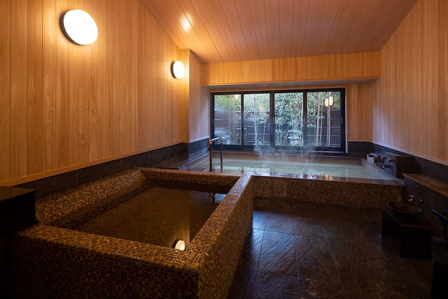 大浴場には半露天の温泉と12種類の薬草を調合した薬草湯も。部屋のお風呂とはまた違う特別な入浴体験ができる。