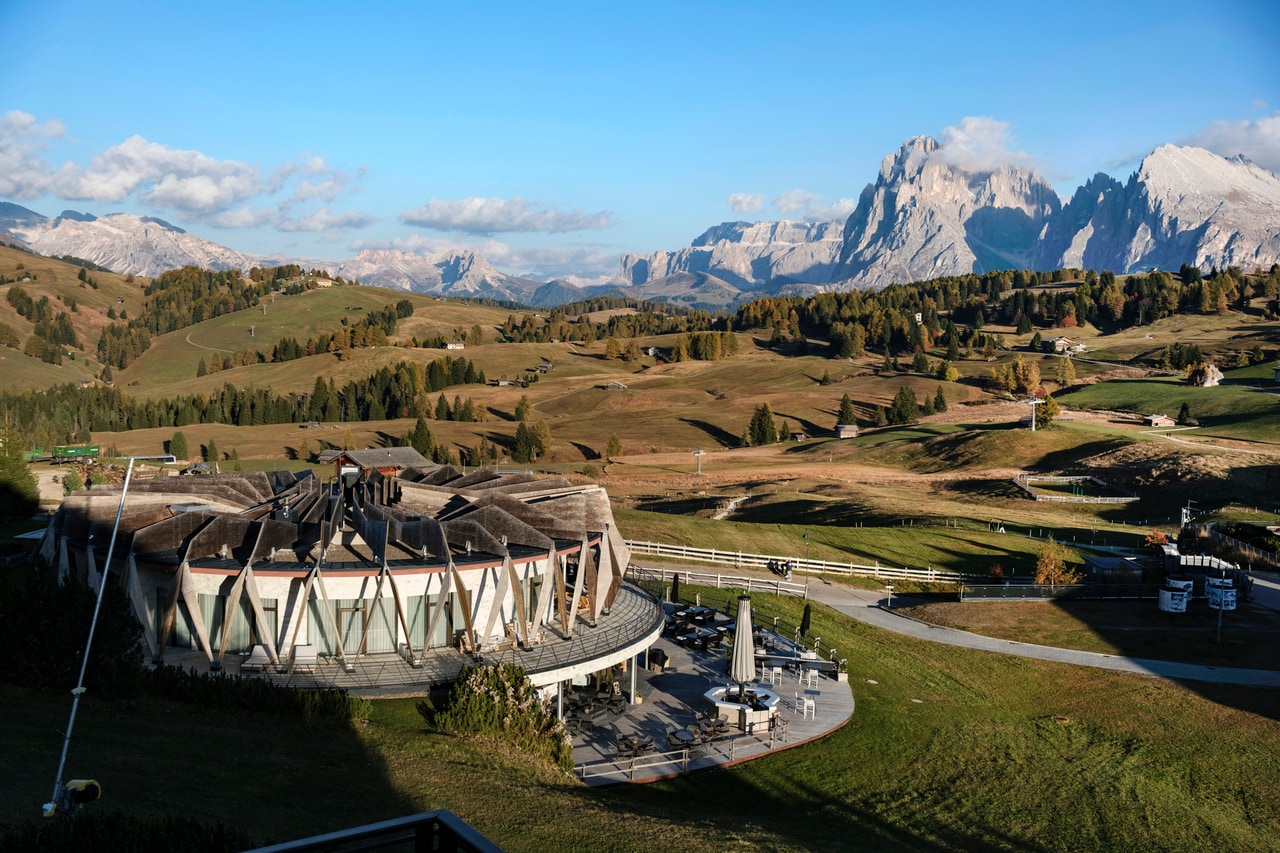 ドロミティの雄大な自然に抱かれた「コモ・アルピナ・ドロミテ」。