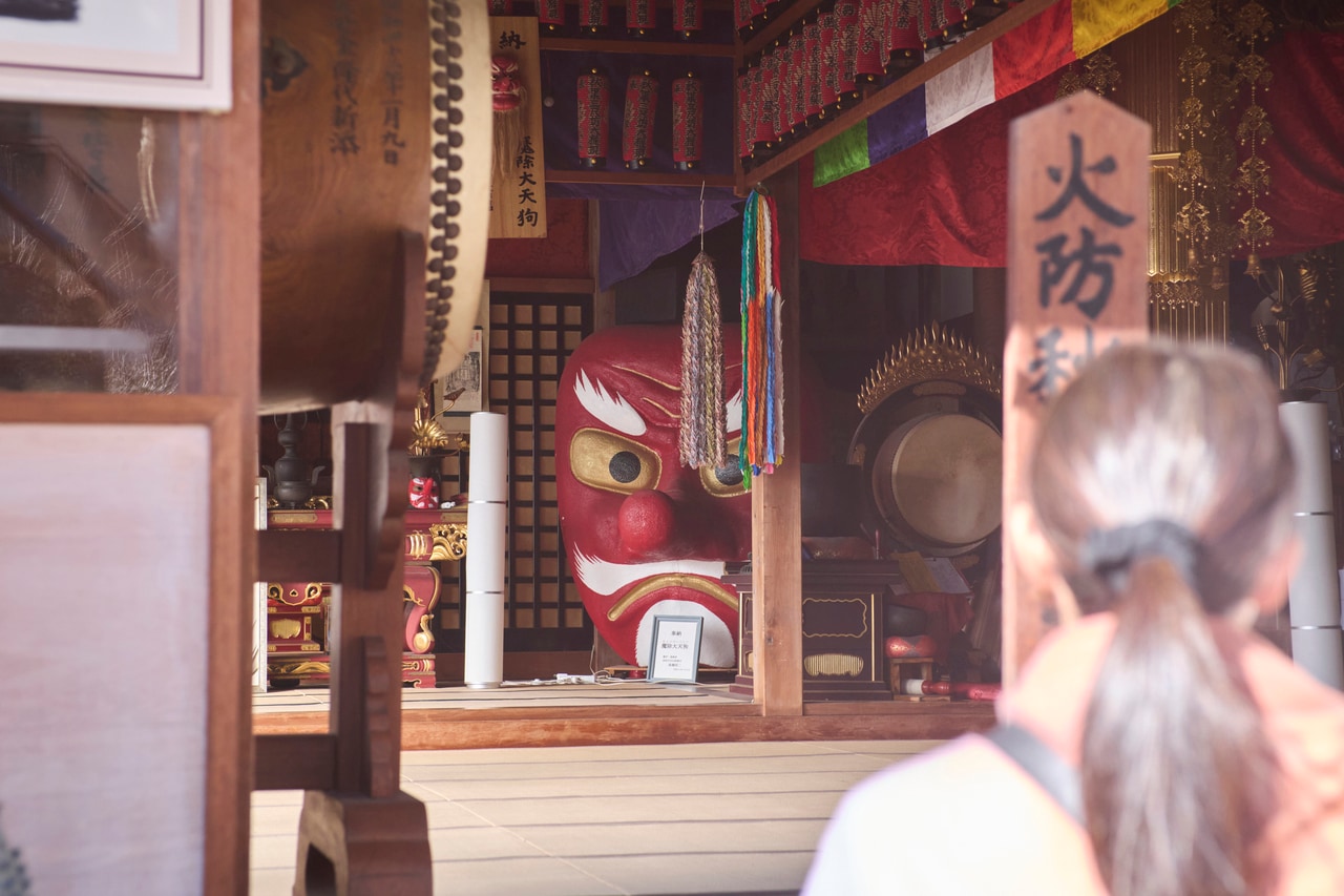 舘山寺（浜松市）の鎮守・秋葉三尺坊大権現は江戸時代に防火の神様として広く知られた。山岳信仰と修験道を習合した天狗のような姿。