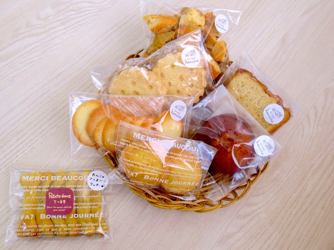 バスケット内、上より時計回りに「スコーンラスク」328円、「ラム酒ケーキ」270円、「焦がしバターフィナンシェ プレーン」291円、「塩サブレ」184円、「ラングドシャ」238円、「ショートブレッド」270円。左下「わんこクッキー」280円。※全てテイクアウト価格。