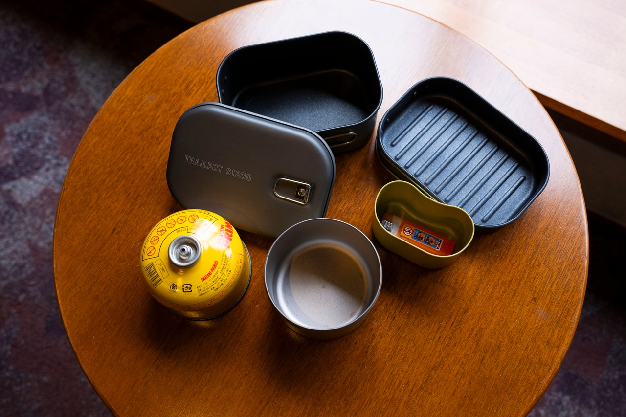 トレイルポット S1200Pにはトレイルカップ500がすっぽり入り、ガス缶も収納可能。