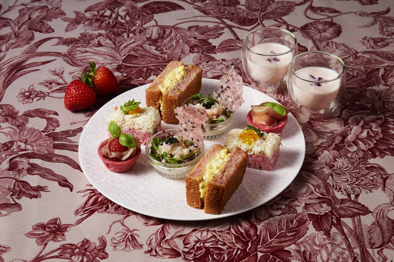 セイボリーにも、いちごやピンクをテーマに、季節の食材を使用した華やかなアイテムが並ぶ。最初にサーブされるのは、寒さが厳しくなる冬においしさが増すカリフラワーを使った「カリフラワーとビーツのスープ」。