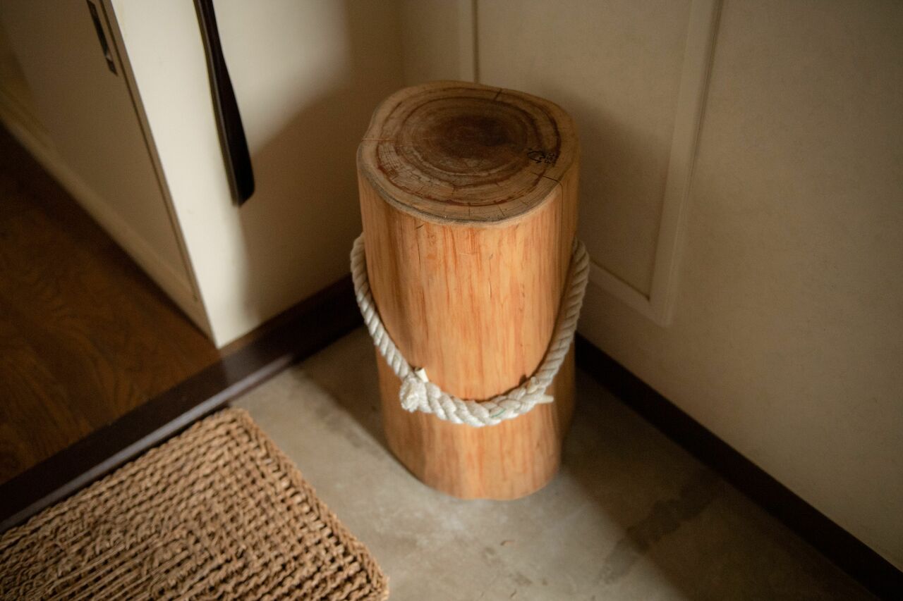 玄関には、靴を履くときに腰かけると丁度いい高さの丸太を置いている　©文藝春秋