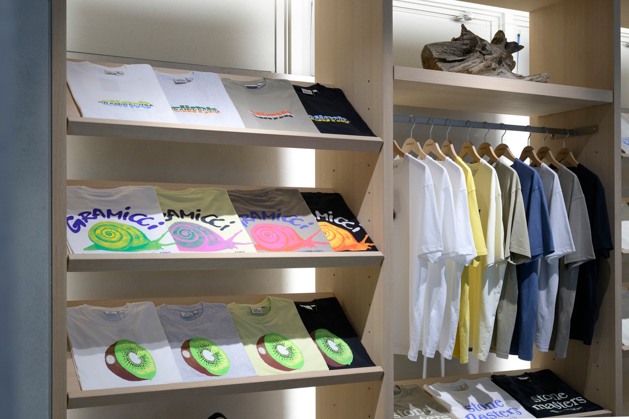 正面のキウイが描かれたTシャツ。よく見ると、キウイの種部分がグラミチの“G”になっている! 7,700円。S~XXLサイズ展開。