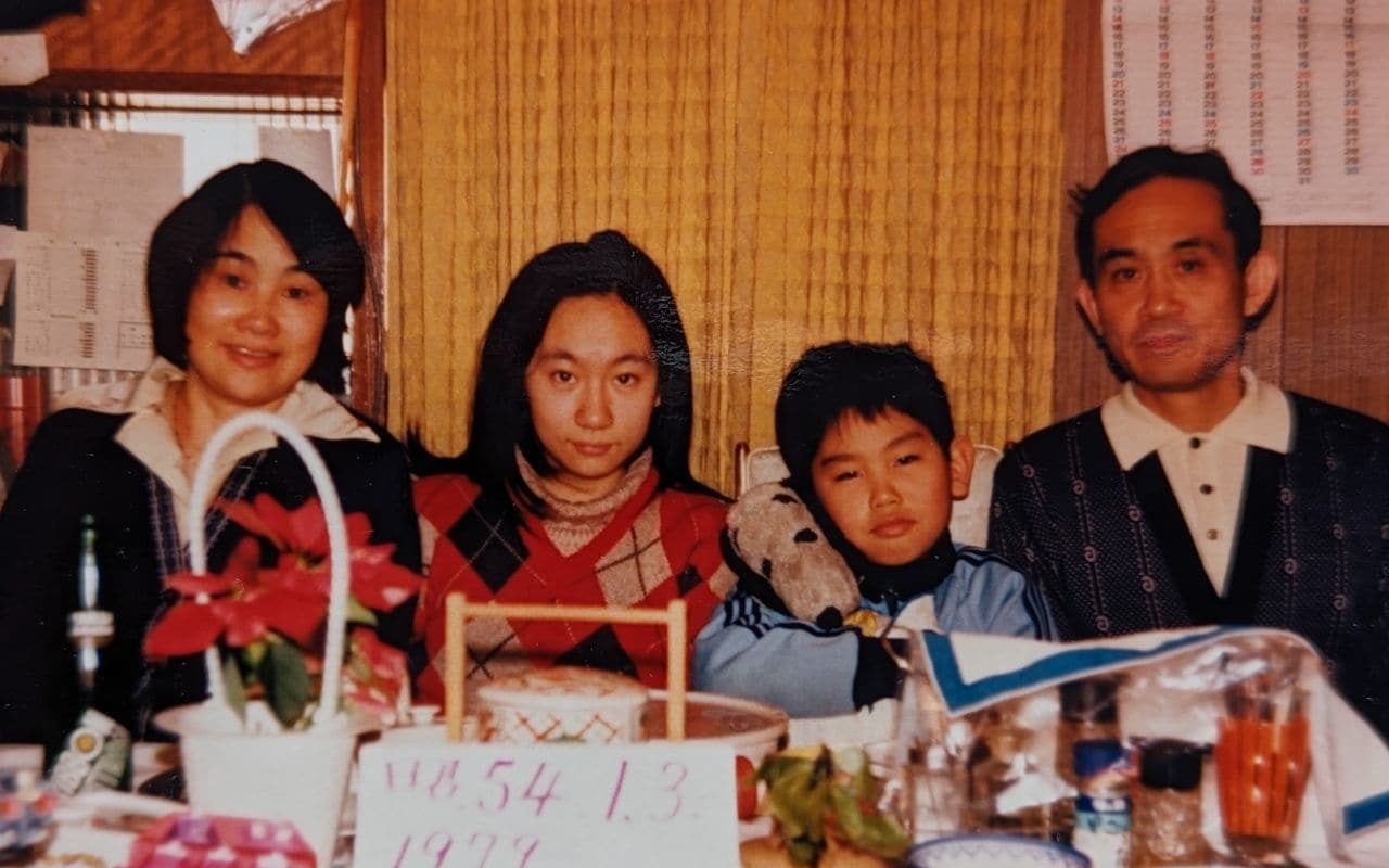 1979年の正月。両親は50代前半。姉は20歳で受験勉強中。藤野監督は小学6年生。姉が発症する前の頃。　©2024動画工房ぞうしま