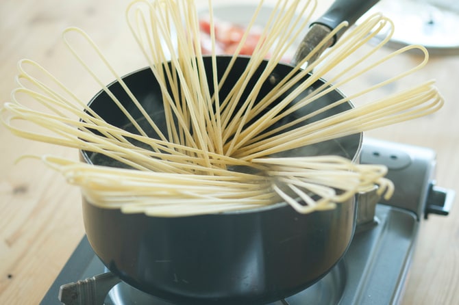 普通に家にある直径20～24センチの片手鍋でOK。