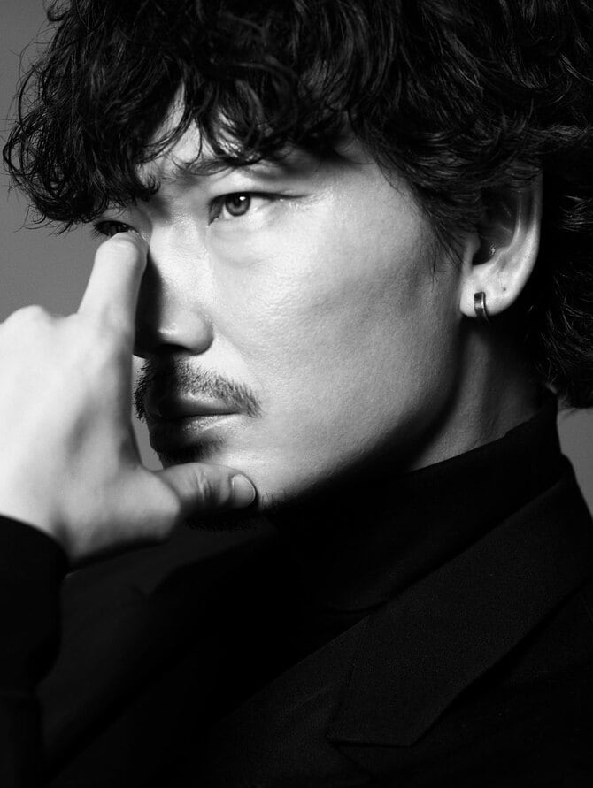 3ページ目)俳優・綾野 剛と写真家・操上和美 「生きていく指針が詰まっ