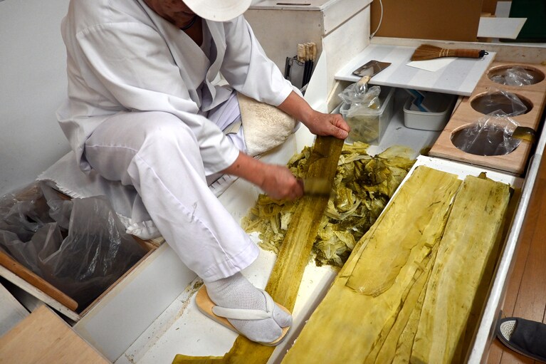 専用の包丁は刃先を少し曲げる（アキタをかける）ことが一番難しいと高橋さん。アキタのかけ具合で、おぼろの出方も変わってくるそう。