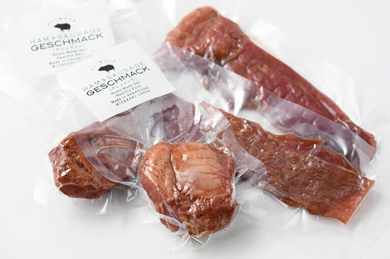 【宮崎県】左から：ゲシュマックの「スモークホホ」360円(100g)、「ポークジャーキー」395円(約50g)。