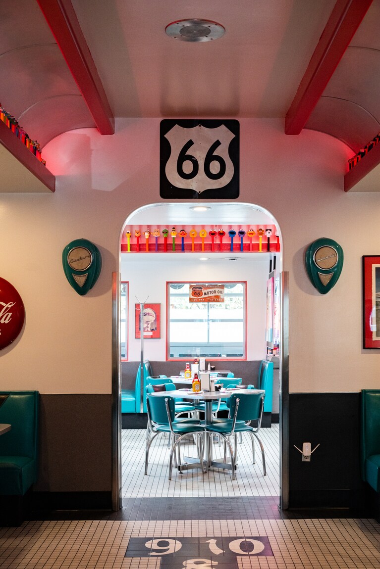 黄金時代のルート66カルチャーが店内に満開の「66ダイナー」。