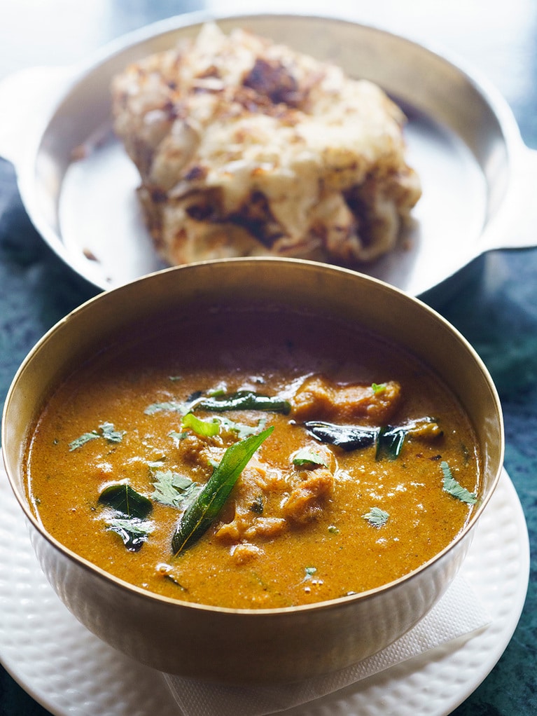 カレー「チェッティナード コランブ・チキン」1,300円、「パロタ」450円。