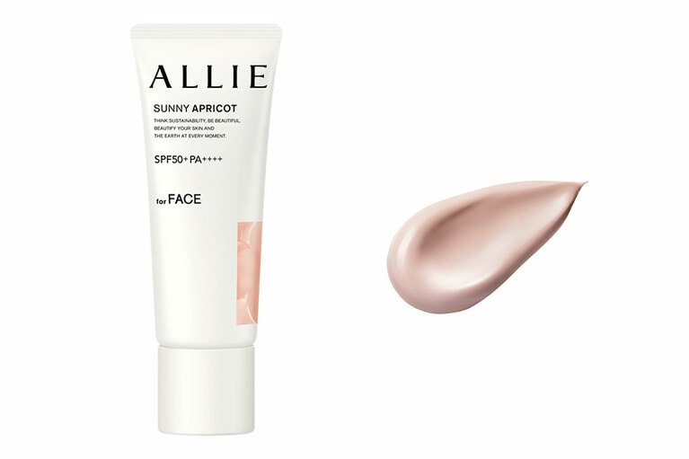 アリィー　クロノビューティ カラーチューニングＵＶ ０２ SUNNY APRICOT 黄味系のアプリコットピンクが、ナチュラルでイキイキした顔色に仕上げてくれる。アプリコット＆金木犀の香り。40g 1,980円(編集部調べ)／カネボウ化粧品