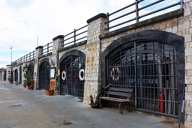 港を囲むように漁の道具を収納する倉庫が。