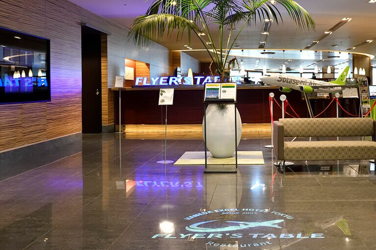 ［羽田 エクセルホテル東急］ホテル滞在中はもちろん、フライト前のひとときをゆったりと過ごせるレストラン カフェ＆ダイニング「フライヤーズテーブル」。