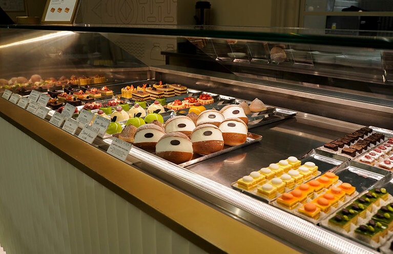 「マッサーリ」の美しい菓子類。