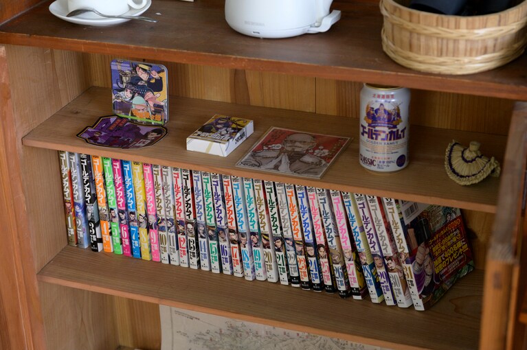 『ゴールデンカムイ』の聖地巡礼で訪れるファンも大満足のモリスセミダブルにはミニたらい舟も。佐渡が登場する場面は15巻に収録されています。